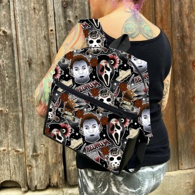 mochila preta com estampados de personagens de filmes de terror