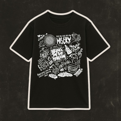 Camiseta preta com estampado branco de palavras e desenhos variados