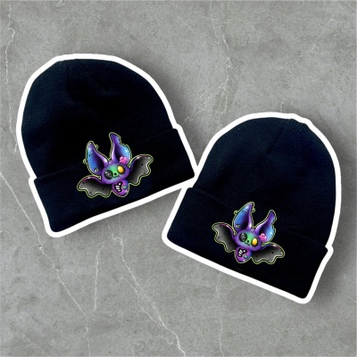 Gorros de malha pretos com desenho colorido de morcego