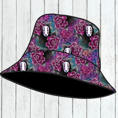 Chapéu tipo pescador com padrão floral roxo e rostos brancos estilizados