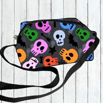 Saco de ombro com padrão colorido de caveiras e morcegos
