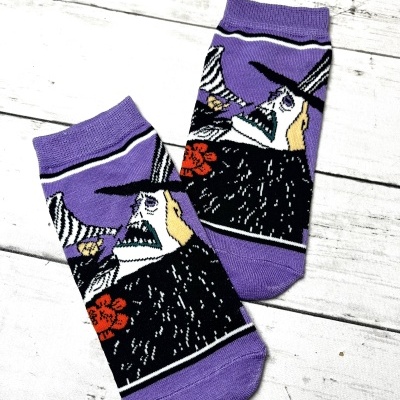 Meias roxas com figura estilizada de pessoa com chapéu preto