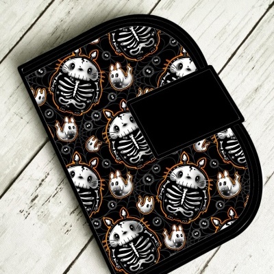 Carteira ou estojo preto com padrão de esqueletos e fantasmas coloridos