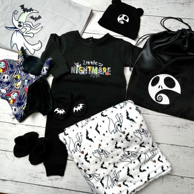 Roupas e acessórios infantis com tema de Halloween em cores preto e branco com estampados de fantasmas e morcegos