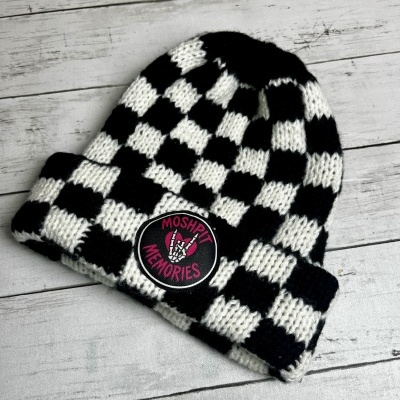 Gorro xadrez preto e branco com etiqueta MOSHPIT MEMORIES