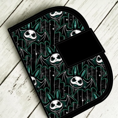 Carteira preta com padrão de morcegos estilizados em tons de preto, branco e verde