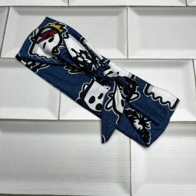 Bandana azul com estampas coloridas sobre azulejos brancos