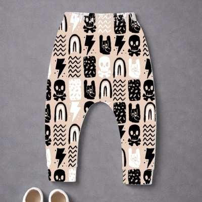 Calças de bebé com estampado rock de caveiras e símbolos em bege, preto e branco