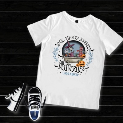 T-shirt branca com estampa de bruxa e gato no banho e texto relacionado a 'deliveries'.