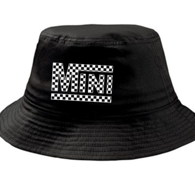 Chapéu preto tipo bucket com texto MINI em padrão quadriculado branco
