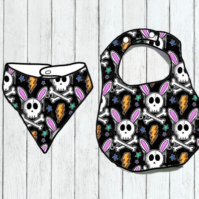 Babete e bandana com padrão de caveiras, ossos, relâmpagos e estrelas