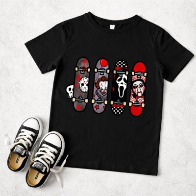 T-shirt preta com estampado de quatro mini skates verticais com desenhos de caveiras e faces assustadoras