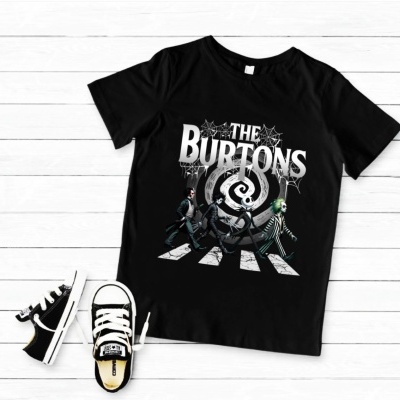 T-shirt preta com estampado dos personagens do filme The Burtons e sapatos infantis pretos e brancos ao lado