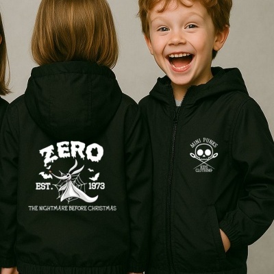Crianças com casacos pretos estampados com temas de 'The Nightmare Before Christmas'