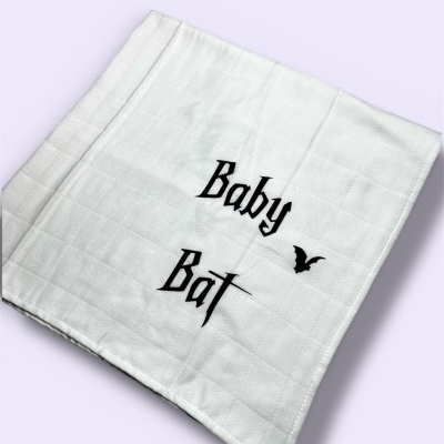 Toalha branca com texto preto Baby Bat e morcego