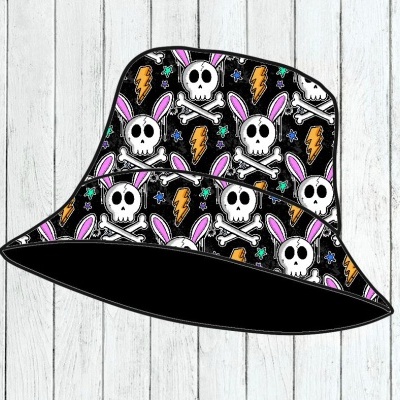 Chapéu pescador preto com padrão de caveiras com orelhas cor-de-rosa, relâmpagos laranja e estrelas coloridas