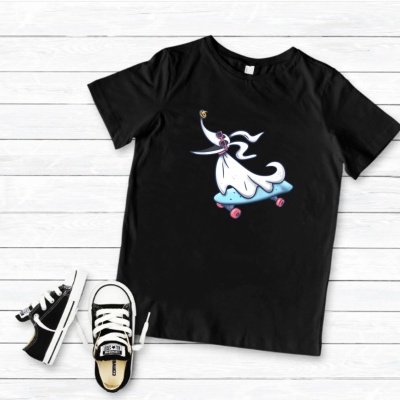 T-shirt preta com estampa de personagem a andar de patins