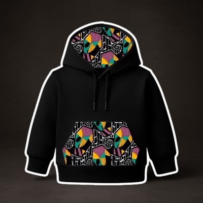 Casaco preto com padrão geométrico colorido no capuz e bolso dianteiro