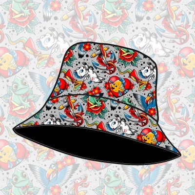 Chapéu de balde colorido com padrão de personagens animados e elementos náuticos