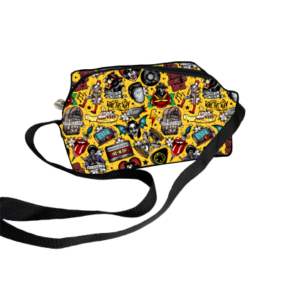 Bolsa tiracolo com padrão colorido de objetos musicais em fundo amarelo