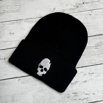 Gorro preto de malha com bordado de caveira branca