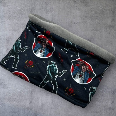 Cachecol tubular preto com padrão colorido e interior cinza felpudo