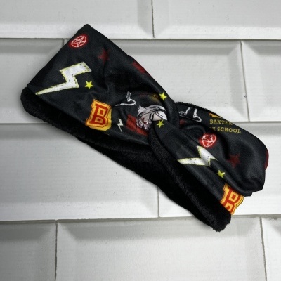 Bandana preta com desenhos coloridos e texto parcial 'BAXTER SCHOOL'