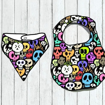 Babete e bandana de bebé com estampado de caveiras coloridas
