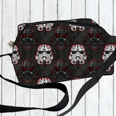 Mala preta com padrão decorativo de capacetes Star Wars em branco, vermelho e preto