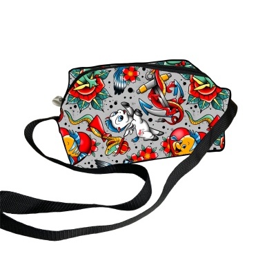 Bolsa pequena colorida com padrão de tatuagem tradicional e alça preta ajustável