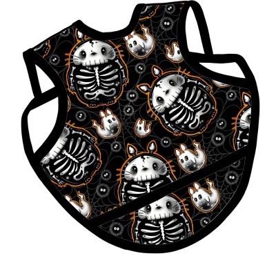 Babete para bebé com padrão de esqueletos e fantasmas em fundo preto