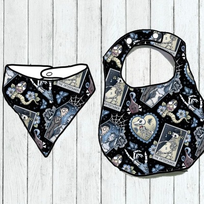 babete e bandana de bebé com padrão gótico em fundo branco