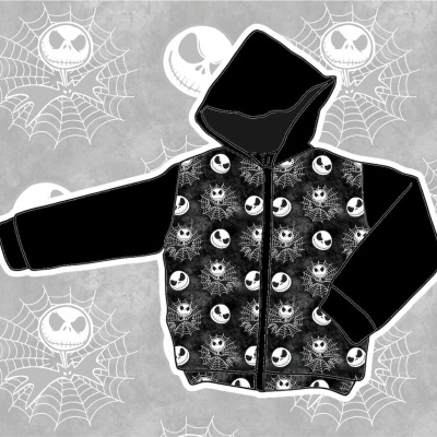 Casaco preto com capuz e padrões de caveiras e aranhas brancas