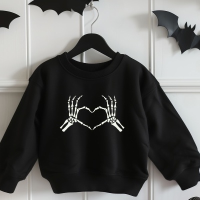 Sweatshirt preta com padrão de mãos esqueléticas brancas formando coração