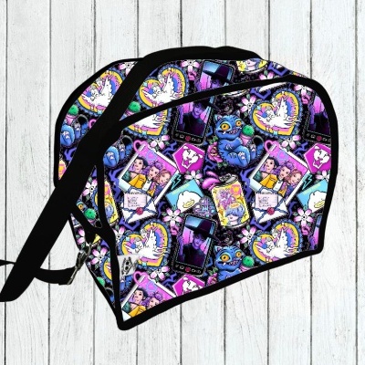 Mochila colorida com imagens de anjos, corações e cartas