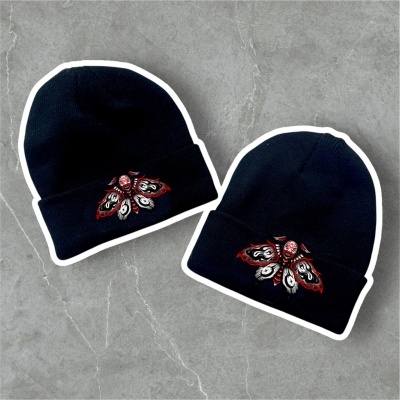 Dois gorros pretos de malha com bordado de mariposa colorida