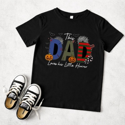 T-shirt preta com texto e elementos de Halloween acompanhada por sapatilhas em fundo cinzento