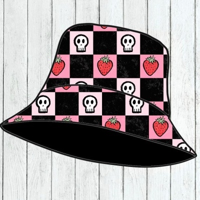 Chapéu balde com padrão quadriculado de caveiras e morangos