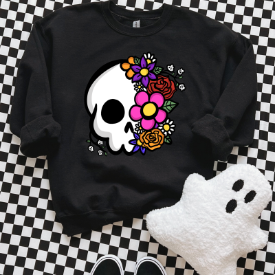 Sweatshirt preta com caveira e flores coloridas sobre fundo xadrez preto e branco