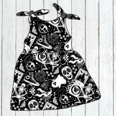 Vestido de criança preto e branco com estampado de caveiras e esqueletos