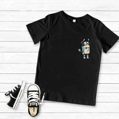 T-shirt preta com estampa de cão cartoon e ténis pretos e brancos ao lado