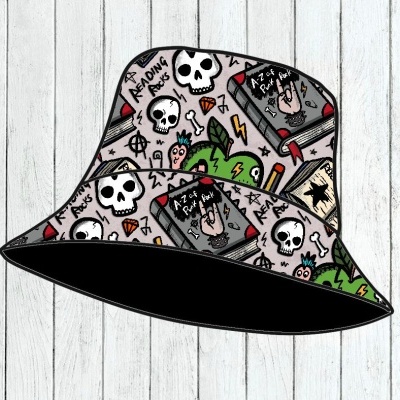Chapéu bucket com padrão de caveiras, livros e desenhos coloridos