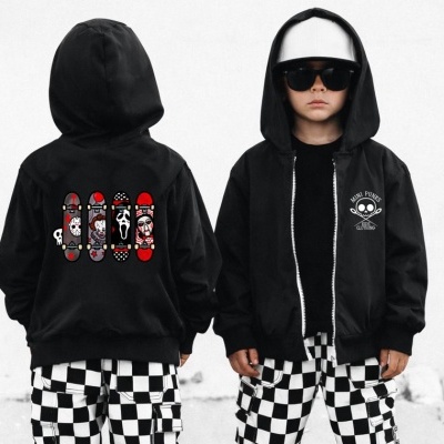 Casaco preto com desenhos de skateboards e texto MINI PUNKS em criança com calças xadrez