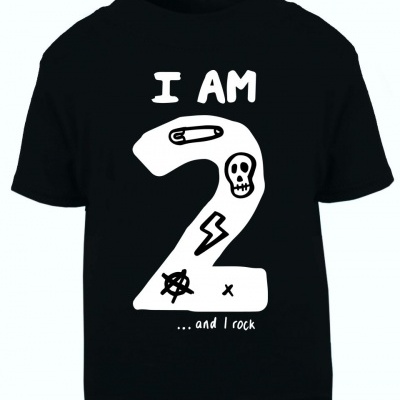 T-shirt preta com grande número 2 e texto 'I AM 2 ... and I rock'
