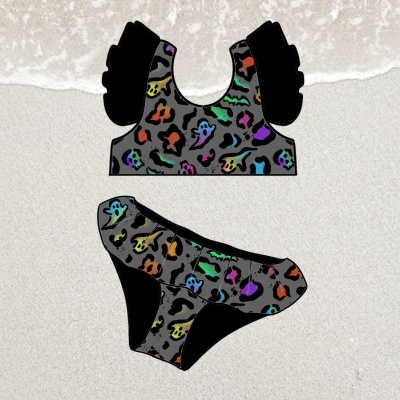 Fato de banho duas peças com padrão de fantasmas coloridos em fundo cinzento e folhos nas alças do top