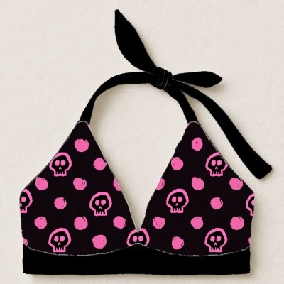 Top de biquíni preto com caveiras e pontos rosa