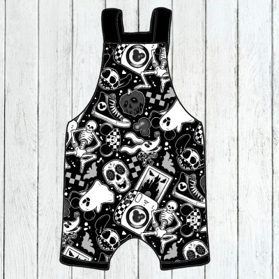 Macacão preto e branco com padrão de desenhos variados e elementos de Halloween.