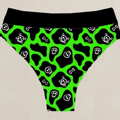 Cueca verde com padrão de caveiras e ossos pretos e brancos