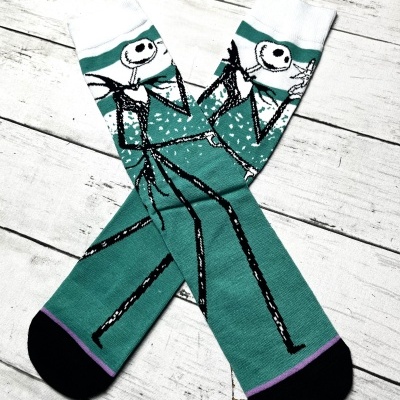 Meias verdes com padrão de esqueleto e detalhes pretos e brancos