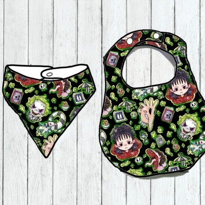Babete e bandana para bebé com estampado de personagens de anime em fundo preto